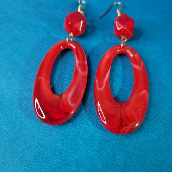 Everyday Chic Oval Earrings – Stylish Red Dangle Earrings for Women - Image 3