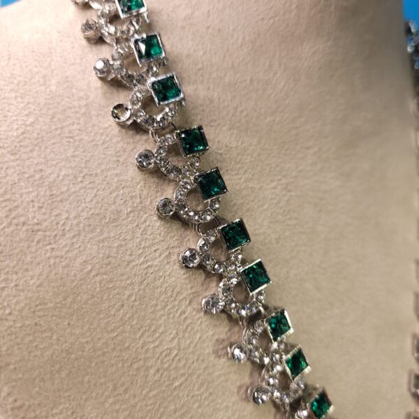 Classic Emerald Elegance Necklace Set – Stunning Green Statement Jewelry for Women - Image 5