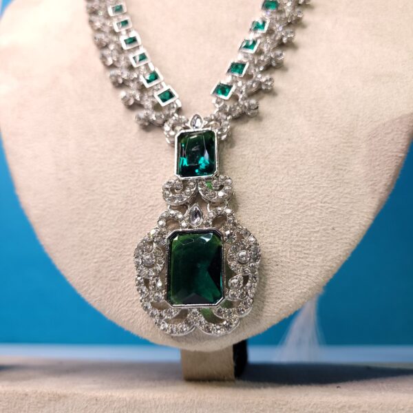 Classic Emerald Elegance Necklace Set – Stunning Green Statement Jewelry for Women - Image 2