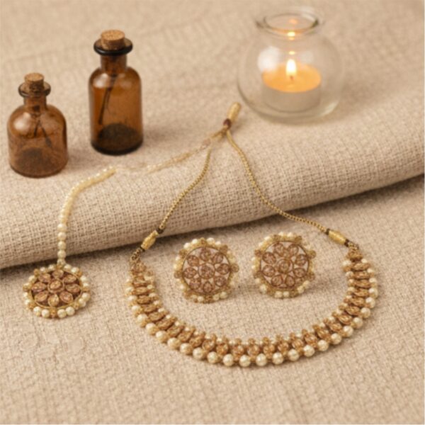 Kundan-Inspired Golden Necklace with Pearls & Maang Tikka Set - Image 4