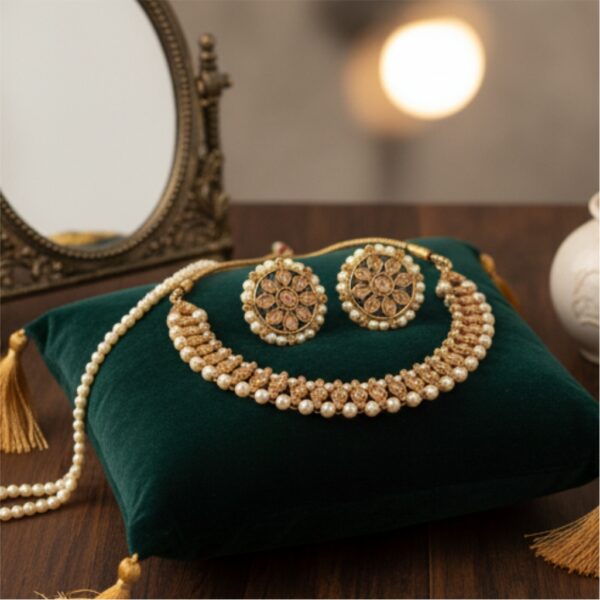 Kundan-Inspired Golden Necklace with Pearls & Maang Tikka Set - Image 2